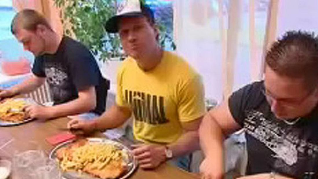 Männlich! Mann vernichtet 3 Kilo Schnitzel in 6 Minuten Männlich! Mann vernichtet 3 Kilo Schnitzel in 6 Minuten