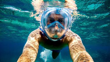 Mit einer Schnorchelmaske kannst du die schönsten Korallenriffe bestaunen - Foto: iStock/dusanpetkovic
