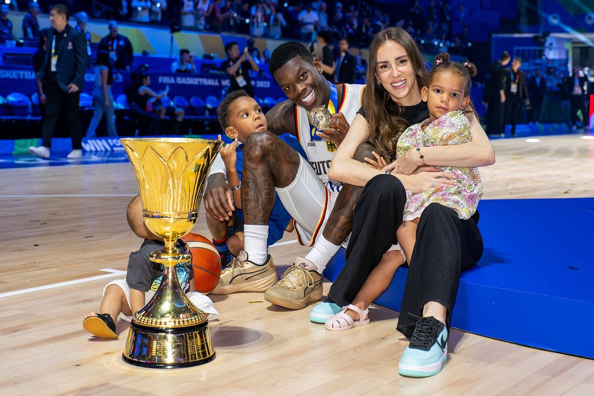 Dennis Schröder, Familie & WM-Pokal