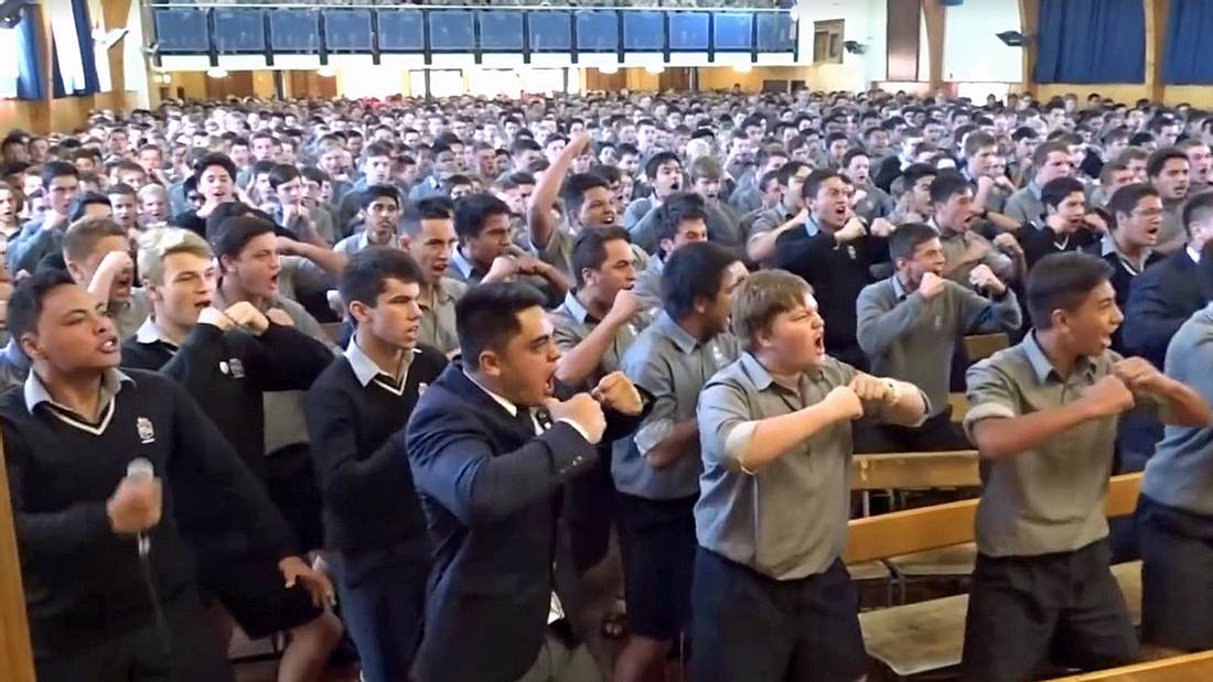 Neuseeländische Schüler verabschieden ihren Lehrer per Haka-Tanz in die Rente