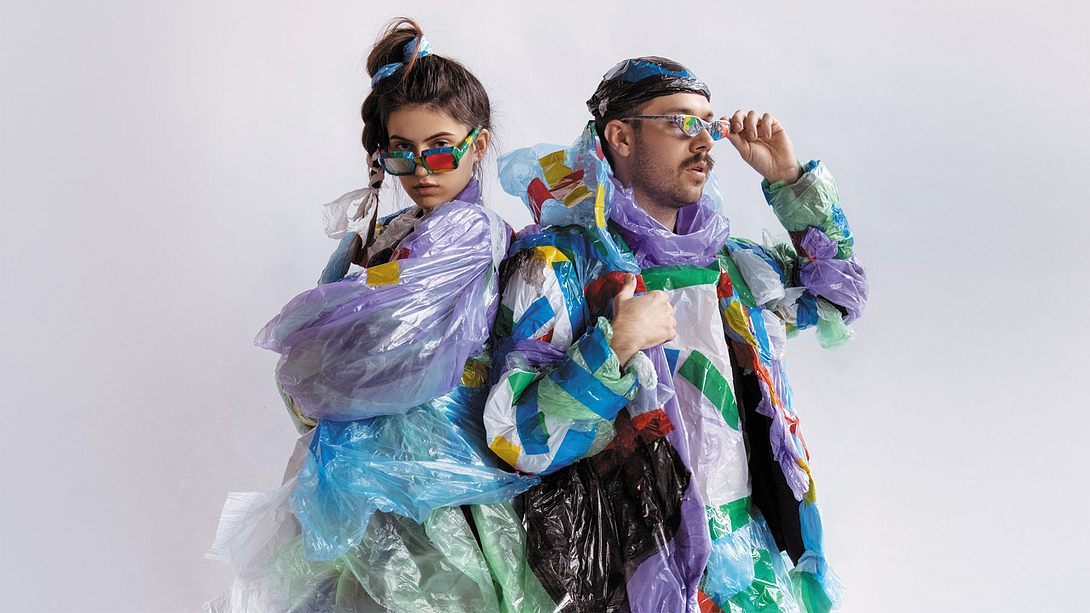 Junge Menschen in Kleidung aus Plastik - Foto: Adobe Stock