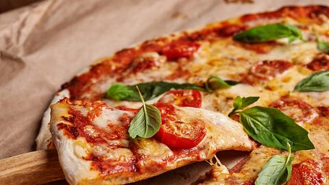 Pizza mit Tomate und Basilikum - Foto: iStock / kiboka