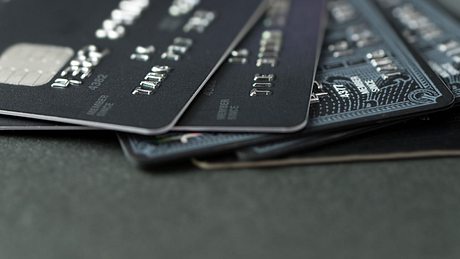 Schwarze Kreditkarte: Voraussetzungen, Vorteile, Kosten - Foto: iStock / Kenishirotie