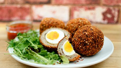 Scotch Eggs: Eier im Fleischmantel - Foto: iStock / gldburger