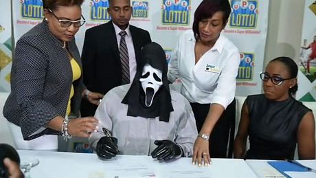 Jamaika: Im Scream-Kostüm zur Lotto-Gewinn-Abholung. - Foto: ABC13 Houston, Twitter/SVLGrp