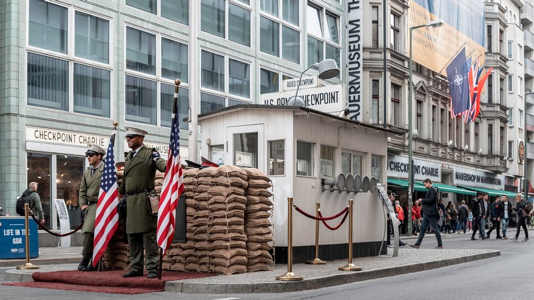 Checkpoint Charlie in Berlin. Diese 5 Sehenswürdigkeiten in Berlin sind ein Muss