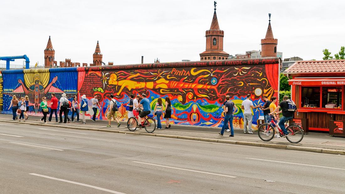 Die Reste der Berliner Mauer und die East Side Gallery. Diese 5 Sehenswürdigkeiten in Berlin sind ein Muss