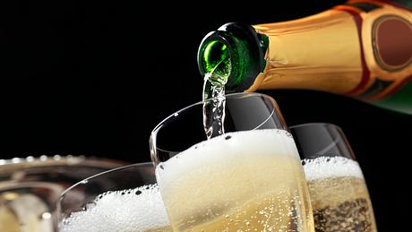 Sekt wird eingeschenkt - Foto: iStock / DNY59