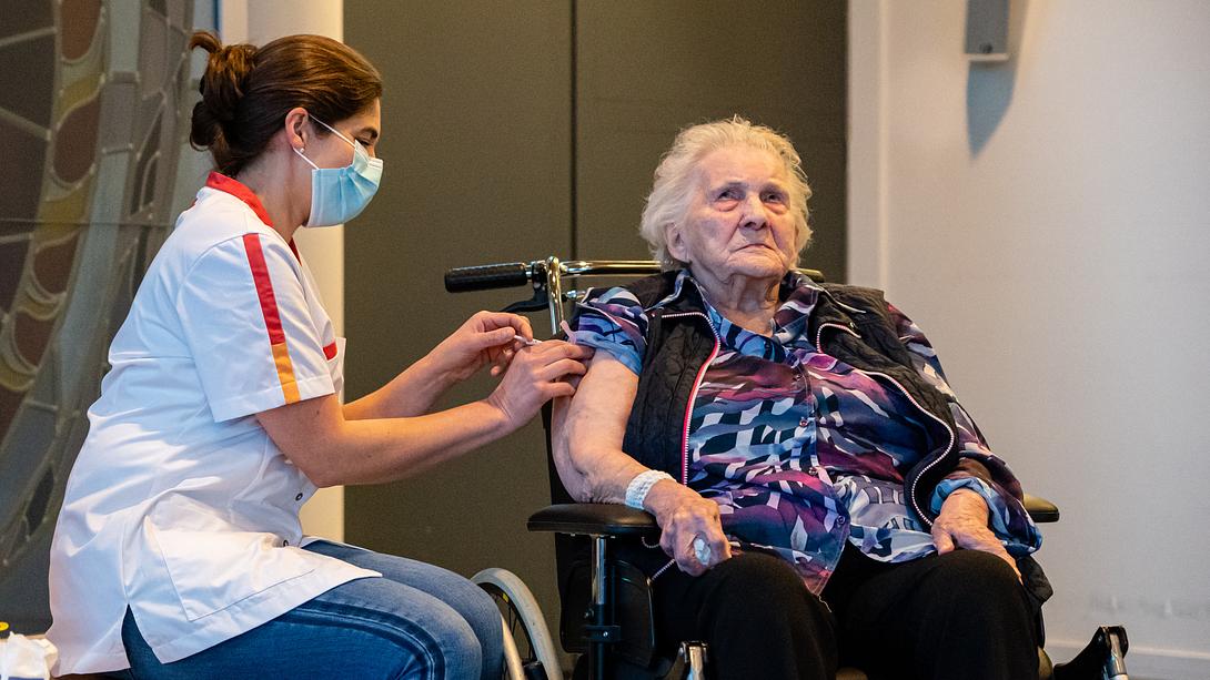 Seniorin wird geimpft - Foto: Getty Images / BSR Agency