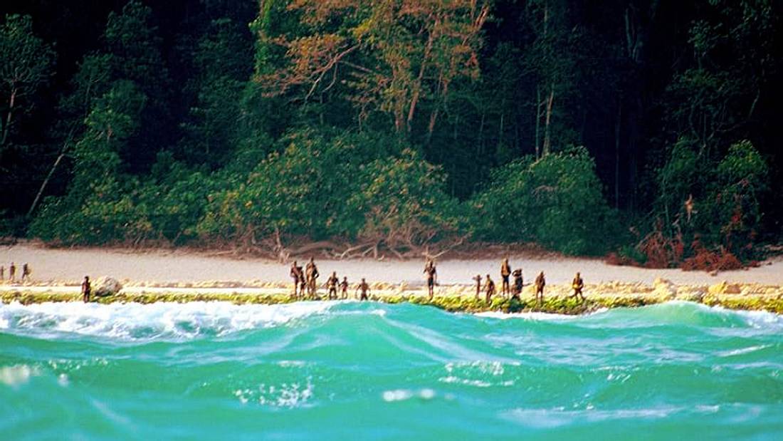 Tödliches Eiland: Der Sentinelesen-Stamm bewohnt North Sentinel Island im Indischen Ozean und reagiert extrem empfindlich auf Touristen North Sentinel Island: Der Sentinelesen-Stamm attackiert regelmäßig Touristen, die versuchen, die Insel im Indischen Ozean zu besuchen