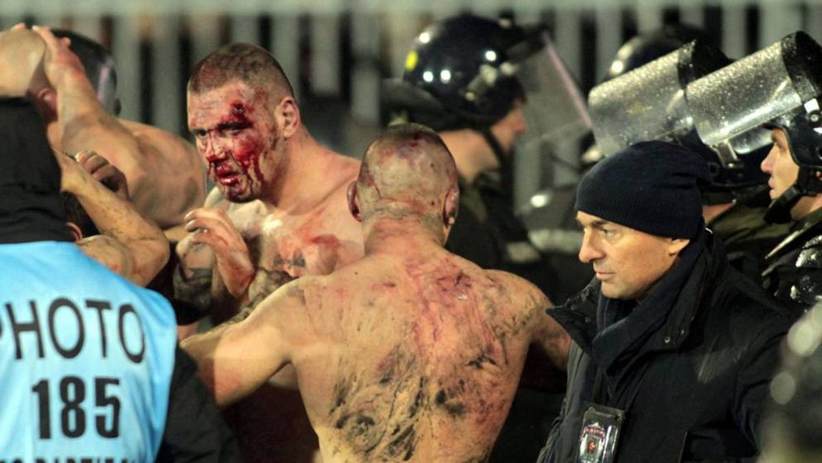 Hooligans von Partizan und Roter Stern Belgrad prügeln sich im Derby