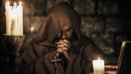 Bild von Mönch mit Kerzen
