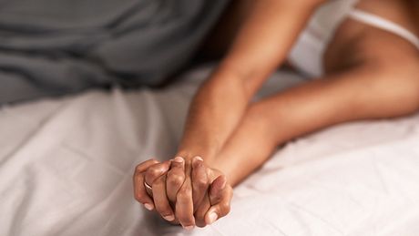 Händchen halten: Bett  - Foto: iStock / PeopleImages