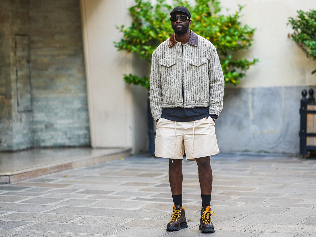 Streetstyle: Mann mit weiten Shorts 