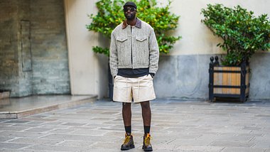 Streetstyle: Mann mit weiten Shorts  - Foto: Getty Images / Edward Berthelot 