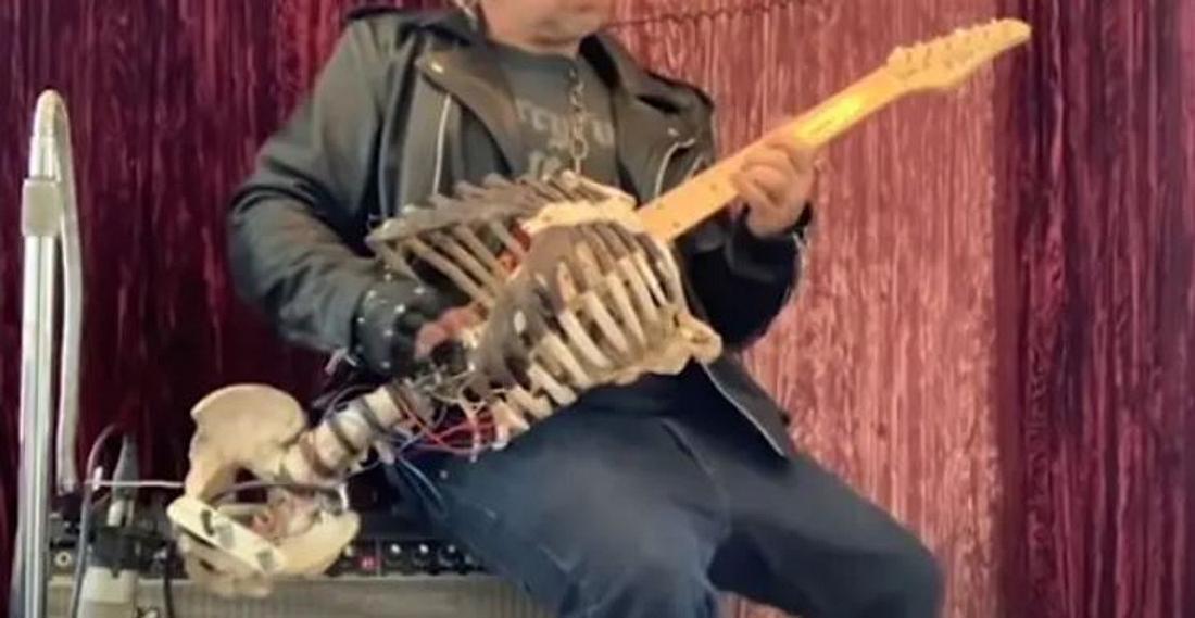 Gitarre aus menschlichem Skelett