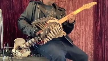 Gitarre aus menschlichem Skelett - Foto: Youtube / Metal sucks