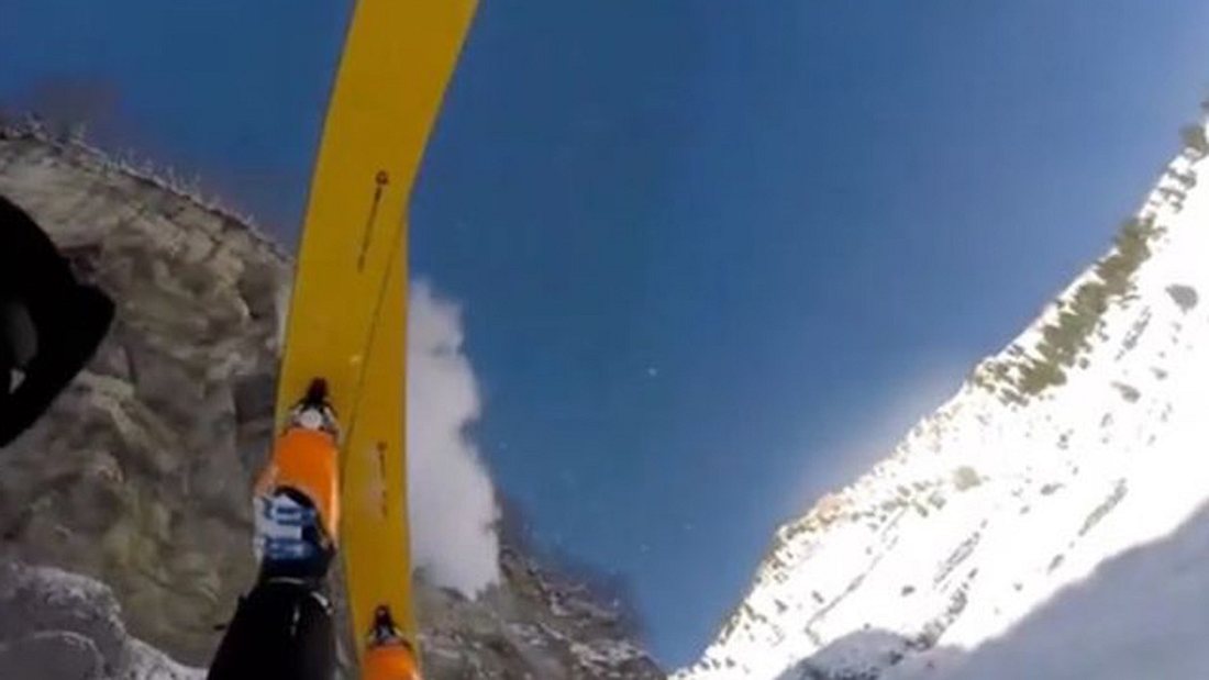 Skifahrer stürzt von Klippe, entkommt Tod
