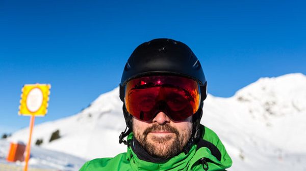 Skihelm mit Visier zum Schutz - Foto: iStock