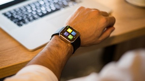 Smarte Alltagshelfer, Smartwatch im Vergleich - Foto: ©iStock