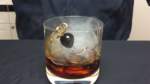 Smoke Bomb Cocktail: So beeindruckst du deine Gäste - Foto: YouTube / Kanal Cocktail Chemistry