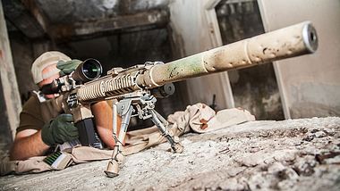 Sniper mit seinem Gewehr - Foto: iStock / zabelin