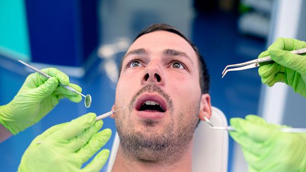 Mann beim Zahnarzt - Foto: iStock/jovan_epn