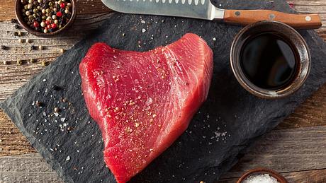 So grillt man Thunfisch perfekt  - Foto: iStock/ bhofack2 