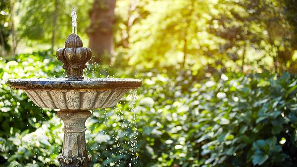 Ein Solarbrunnen im Garten - Foto: iStock/gradyreese