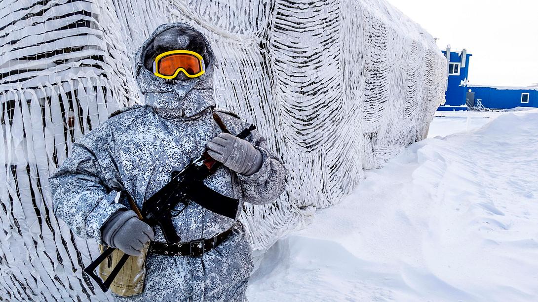 Soldat in der Arktis - Foto: Getty Images / MAXIME POPOV