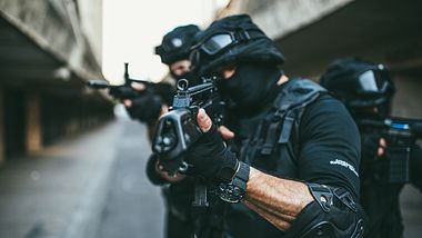 Sondereinsatzkommando mit Waffe im Anschlag - Foto: iStock / South_agency