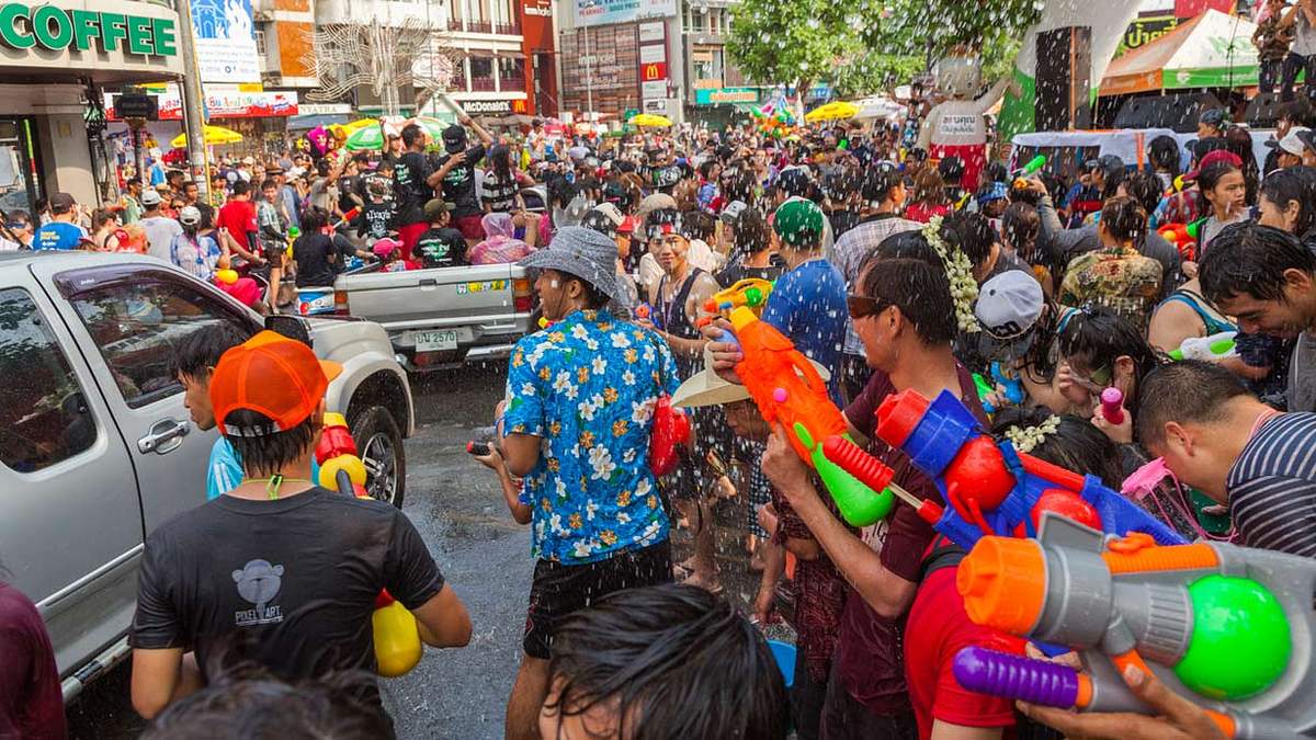 Feiernde Menschen beim Songkran-Fest