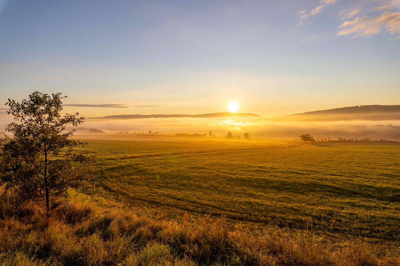 Sonniges Herbstwetter Sonniges Herbstwetter mit Morgennebel im Taunus