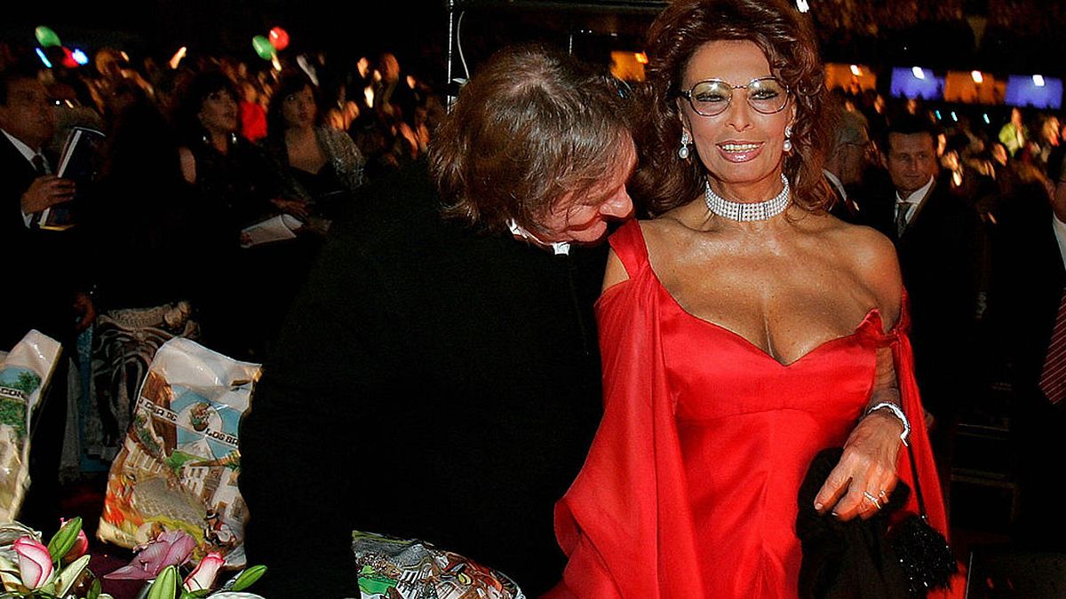 Gerard Depardieu guckt im Jahr 2008 bei Sophia Loren ganz genau nach.