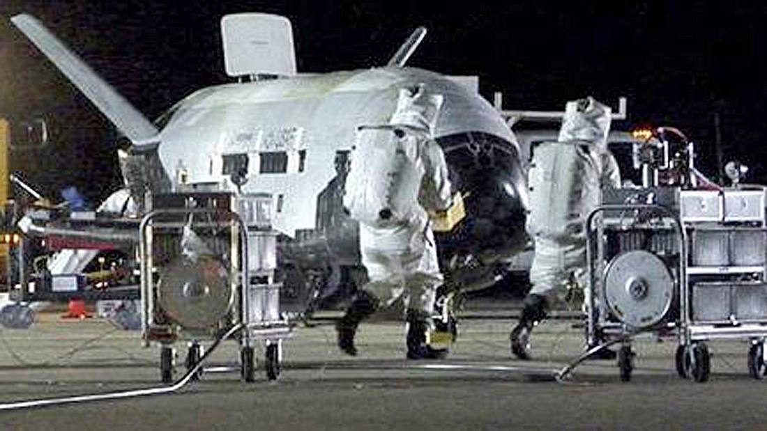 Das Spaceshuttle X-37B der US Air Force landet im Mai 2017 im Kennedy Space Center der NASA in Florida Das X-37B-Raumschiff der US Air Force ist im Mai 2017 im NASA Kennedy Space Center in Florida gelandet