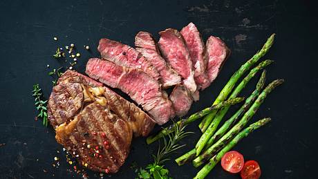 Fleisch und Spargel - Foto: iStock/AlexRaths