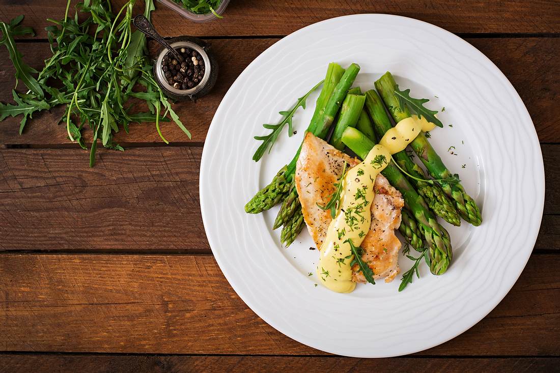 Grüner Spargel mit gebackenem Hähnchen und Sauce Hollandaise