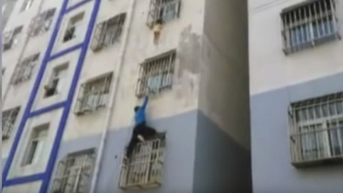 Nachbar klettert Hausfassade hoch, um Kind zu retten Nachbar klettert Hausfassade hoch, um Kind zu retten