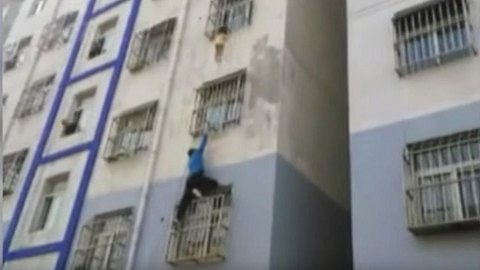 Nachbar klettert Hausfassade hoch, um Kind zu retten  - Foto: Screenshot YouTube/CCTV News