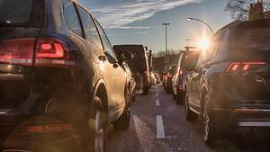 Autos im Stau - Foto: iStock / Canetti