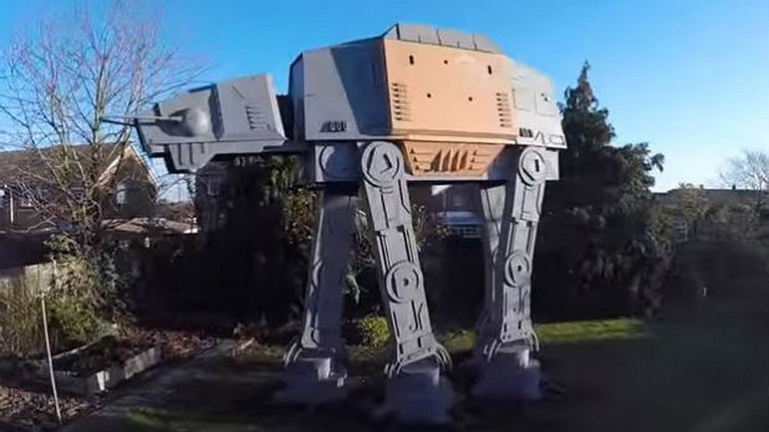Star Wars-Überfan baut begehbaren AT-ACT nach Star Wars-Überfan baut begehbaren AT-ACT nach