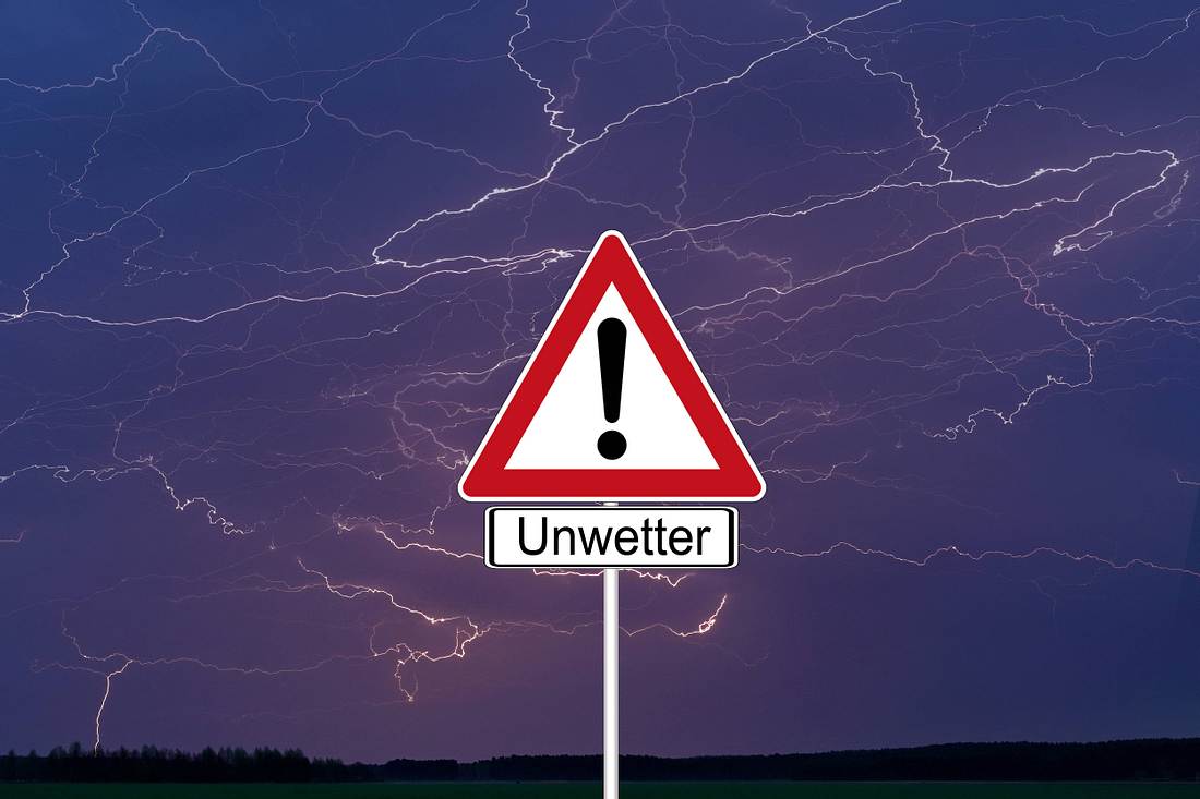Starke Gewitter stehen an Himmel mit Blitzen, Warnschild: Unwetter