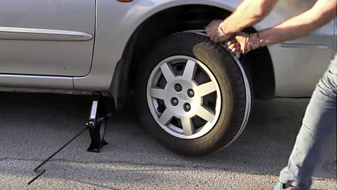 Starthilfe mit Seil: Dieser Car Hack macht es möglich Car-Hack-Tutorial: So gibst du deinem Auto mit einem Seil Starthilfe