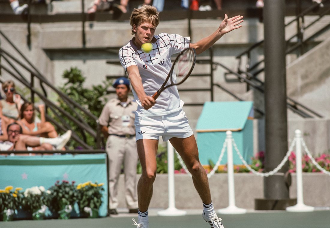 Stefan Edberg (1984) Stefan Edberg schlägt eine Rückhand