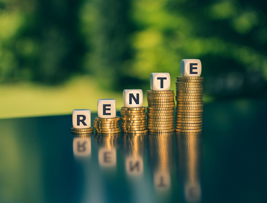 Steigende Renten Münzstapel mit Buchstabenwürfeln darauf