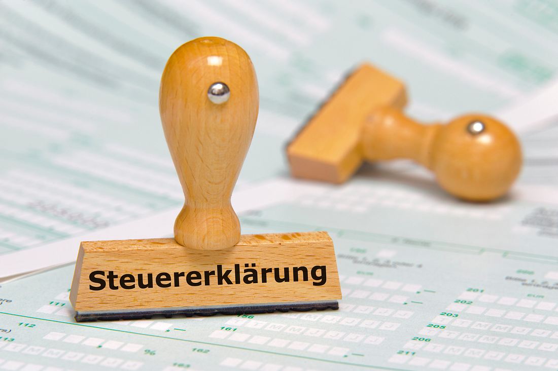 Steuer-Hammer: Kurzarbeiter sollen nachzahlen! Stempel mit der Aufschrift Steuererklärung