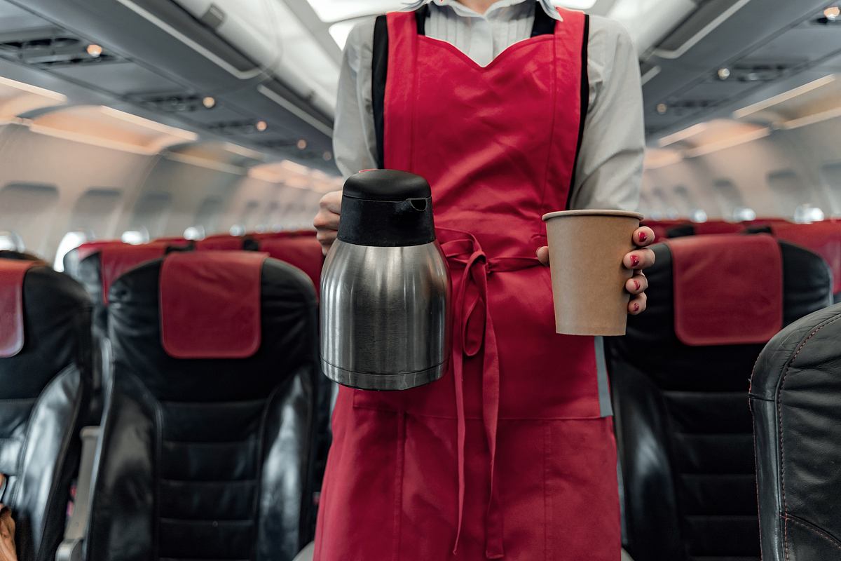 Stewardess mit Kaffee in der Hand