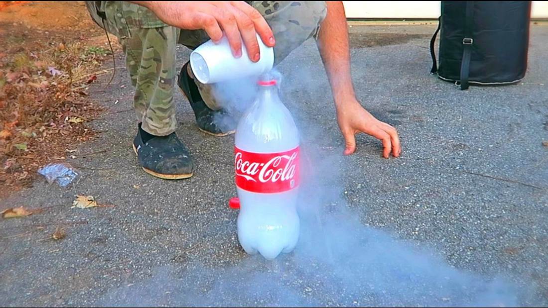 Das passiert, wenn man flüssigen Stickstoff in eine Cola-Flasche schüttet