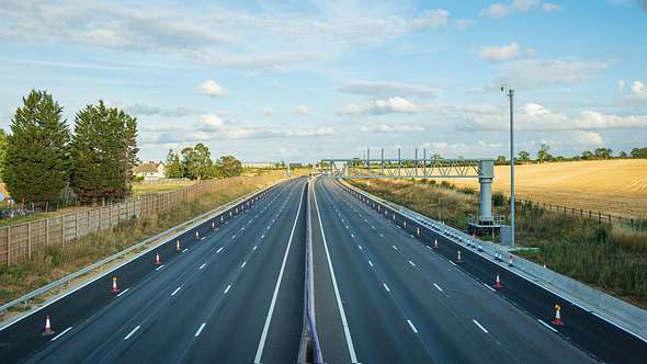 Leerer Autobahnabschnitt - Foto: iStock / yevtony