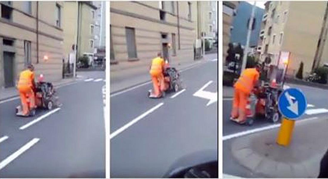 Ein Straßenmeister malt Verkehrslinien in Italien